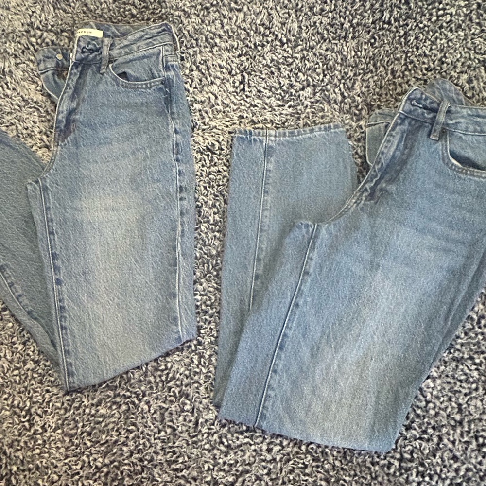 hello lady’s these jeans are new without tags cause they were gifted 🙂